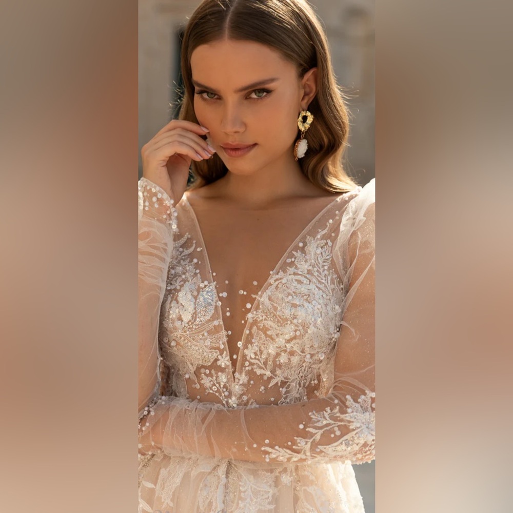 Elegant Ivory Lace Dress.  Size 12.  P966
